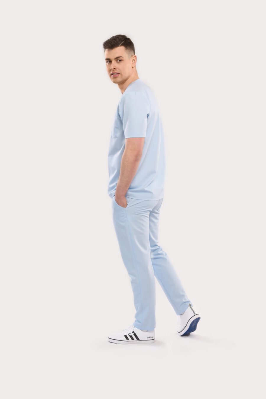 slim fit - spodnie medyczne męskie w kolorze jasnoniebieskim (BABY BLUE) - stylizacja