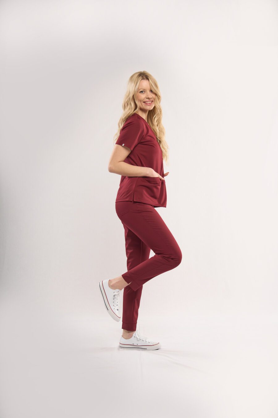 damskie spodnie medyczne slim fit w kolorze wiśniowym (Dark Cherry)