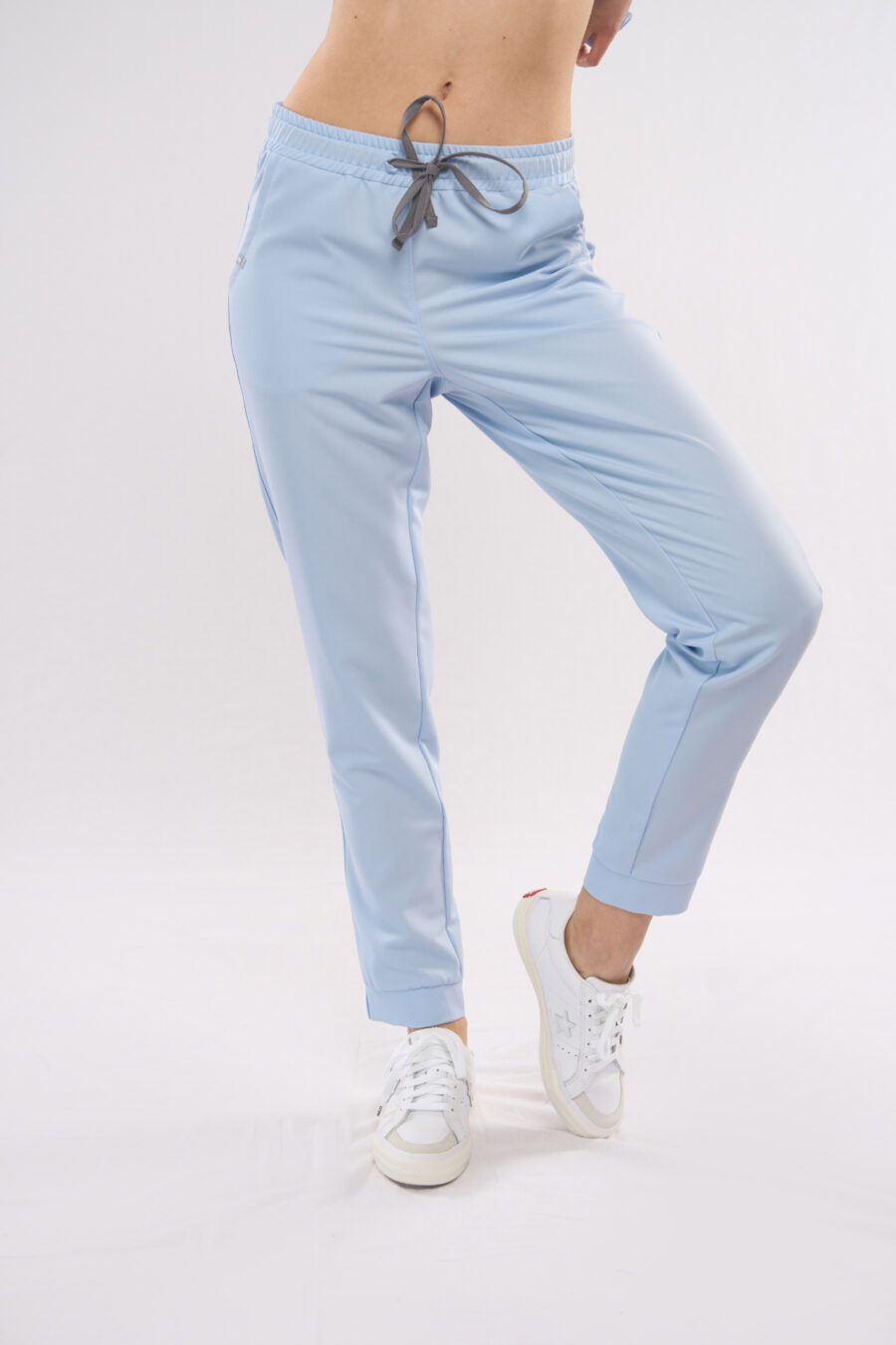 spodnie medyczne damskie slim fit w kolorze jasnoniebieskim (BABY BLUE) - przód