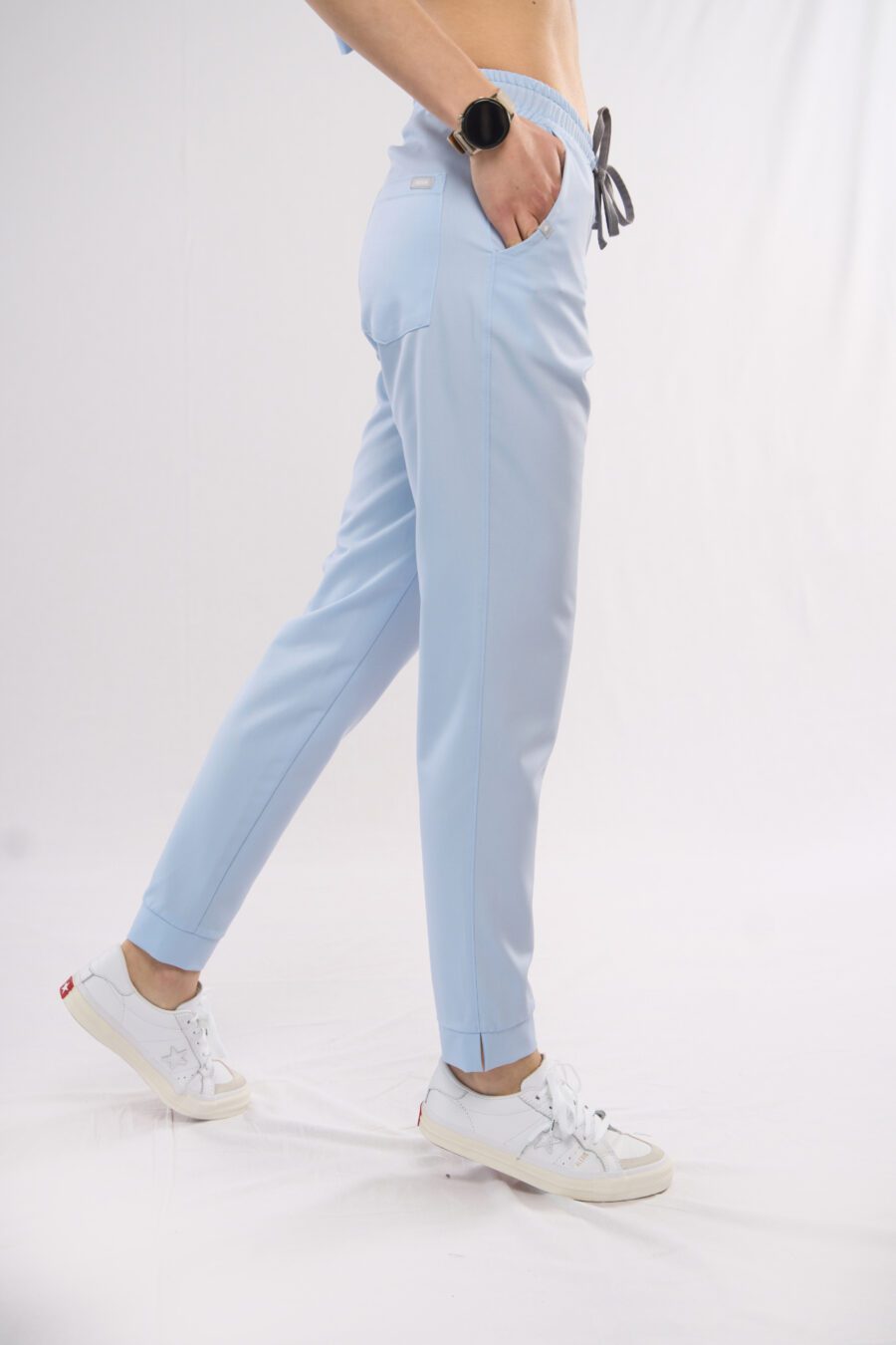 spodnie medyczne damskie slim fit w kolorze jasnoniebieskim (BABY BLUE) - z boku