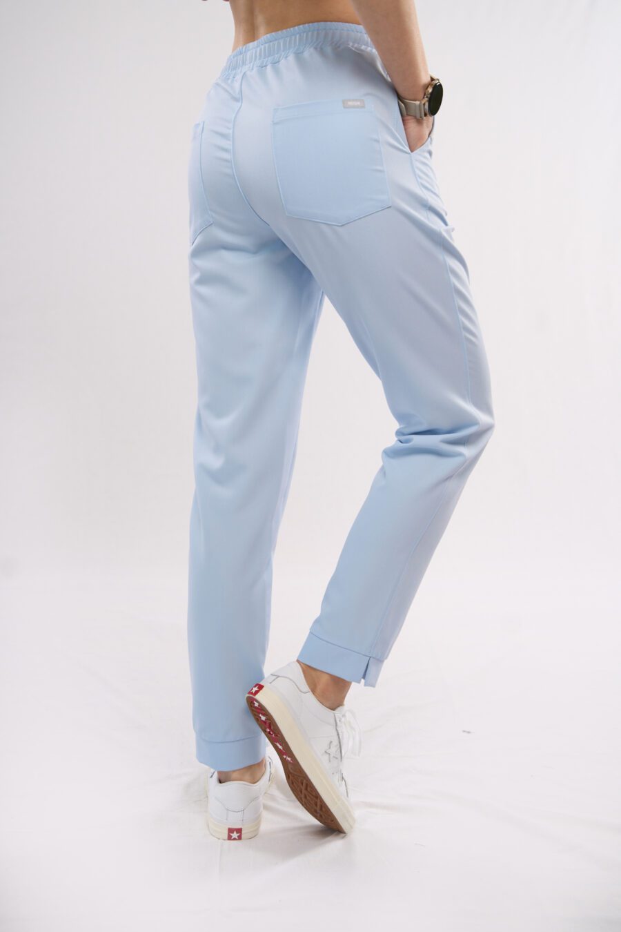 spodnie medyczne damskie slim fit w kolorze jasnoniebieskim (BABY BLUE) - z tyłu