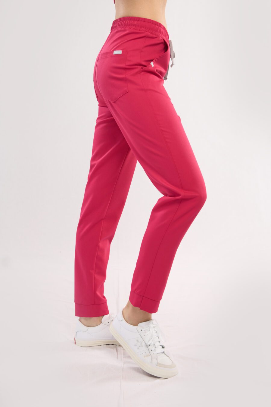 magenta - spodnie medyczne damskie slim fit - bok