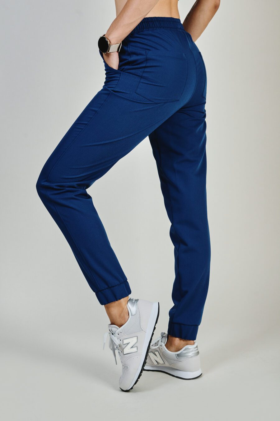 damskie joggery medyczne z boku, kolor dark royal blue